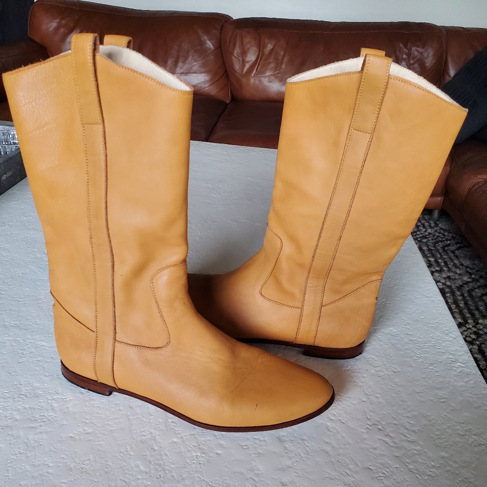Fabulous Paruolo leather boots made in Argentina. Size 40. Inside side zippers.
